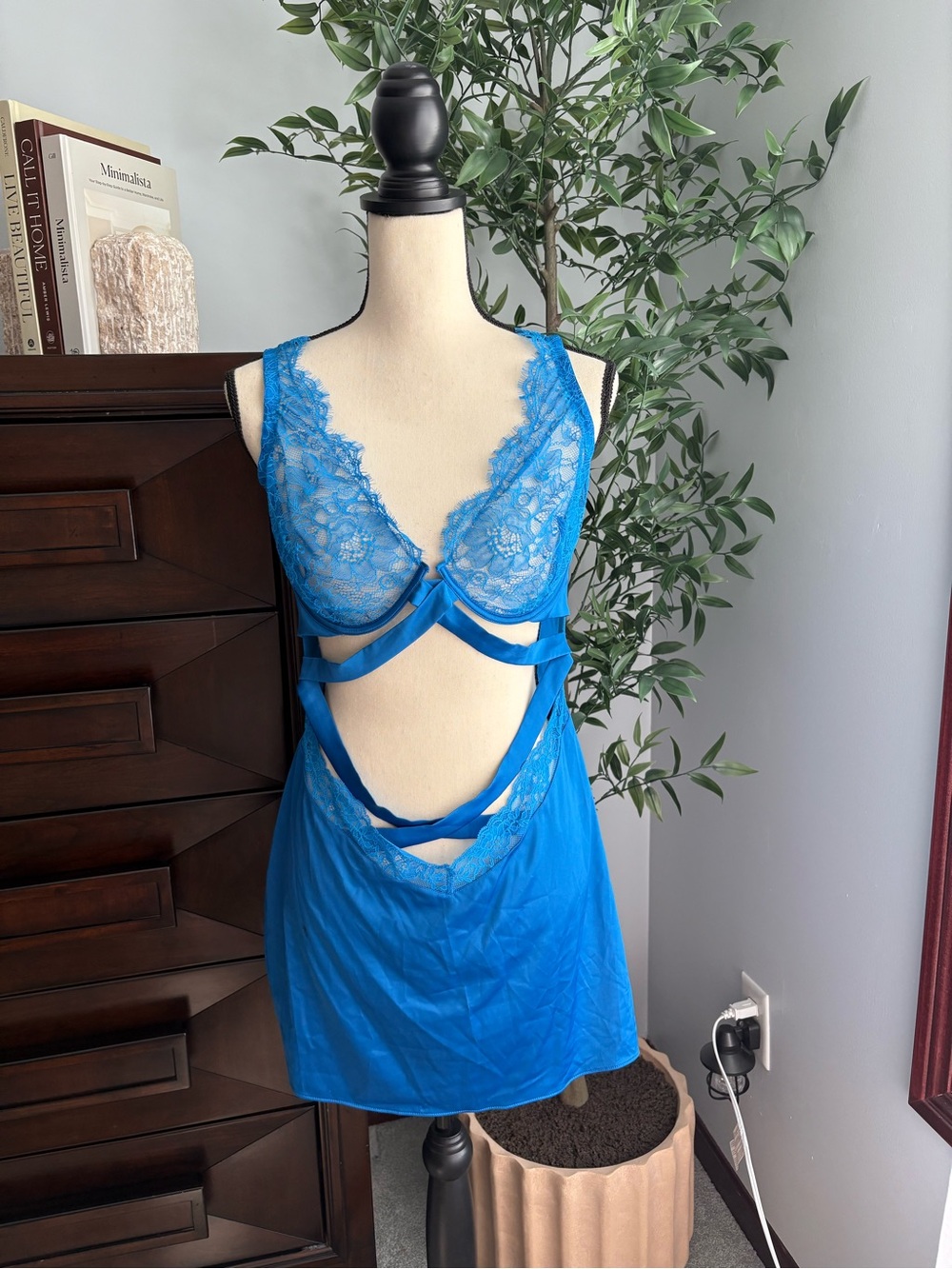 Victoria’s Secret Lace Unlined Plunge Strappy Slip Size XL